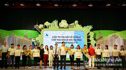 Ban tổ chức trao giải cho Trung tâm Y tế dự phòng tỉnh Nghệ An. Ảnh Vương Bằng.