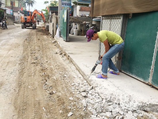 Qua vận động, nhiều hộ dân đã tự giác tháo dỡ phần công trình vi phạm, trả lại hành lang ATGT. Ảnh: Nguyễn Vân