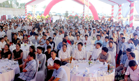 Hàng trăm nhà phân phối, chủ yếu ở các tỉnh Bắc Trung Bộ tham gia hội nghị khách hàng của Tập đoàn xi măng The Vissai. Ảnh: Nguyên Nguyên