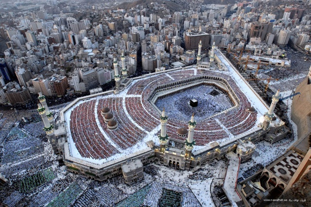 Mecca, tên đầy đủ là Makkah al-Mukarramah, thuộc Ả Rập Saudi, nằm bên dãy núi Shadad, cách cảng Jeddah bên bờ Hồng Hải khoảng 70km, thành phố cổ Mecca là thủ đô tinh thần của thế giới Hồi giáo.   Thành phố này là địa điểm đầu tiên trên Trái đất được tôn thờ, bởi nơi đây Ibrahim và con trai ngài là Ismail xây nên Tòa thánh Kaba, một trung tâm của giáo hội Hồi giáo, một địa điểm thu hút khách hàng hương mỗi năm.