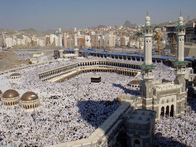 Theo quy định của đạo Hồi, mỗi giáo dân ít nhất một lần trong cuộc đời phải hành hương về Mecca bằng kinh phí của bản thân. Trước khi đi, họ phải chuẩn bị đồ ăn thức uống đầy đủ cho những người thân ở nhà trong thời gian họ đi hành lễ. Cuộc hành hương về thánh địa Mecca của người Hồi giáo gọi là lễ Hajj, được tổ chức thường niên và diễn ra sau khi tháng ăn chay Ramadan kết thúc.