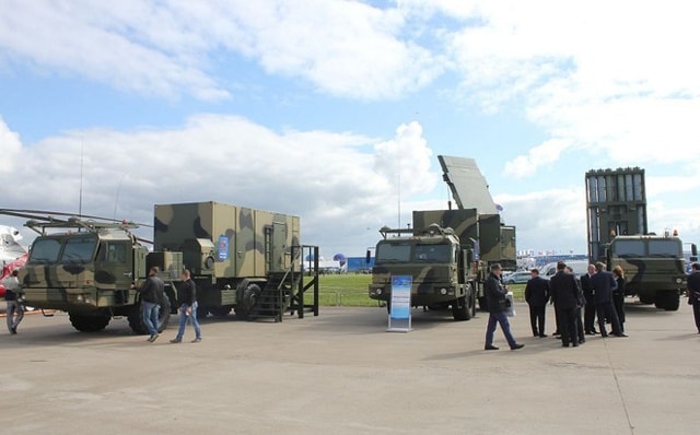 Tổ hợp tên lửa phòng không S-350E Vityaz đươc trưng bày tại Triển lãm MAKS 2013 ở Nga.
