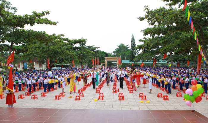 Chào cờ đầu tuần tại Trường Tiêu học thị trấn Nghĩa Đàn. Ảnh: Nguyễn Hải