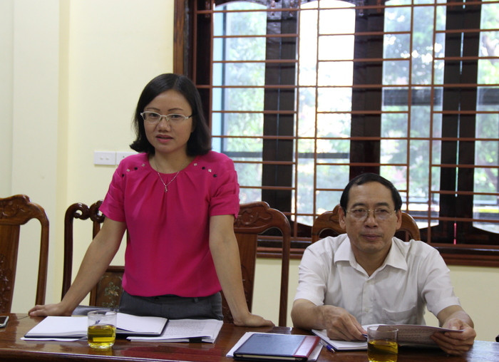 Bà Thái Thị An Chung - Phó trưởng ban Pháp chế HĐND tỉnh đề nghị Chi cục Kiê,r lâm làm rõ một só vấn đề băn khoăn. Ảnh: Mai Hoa