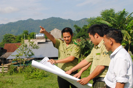 Hạt kiểm lâm Quế Phong phối hợp với các ngành liên quan giao diện tích nương rẫy cho  bà con xã Tiền Phong. Ảnh tư liệu