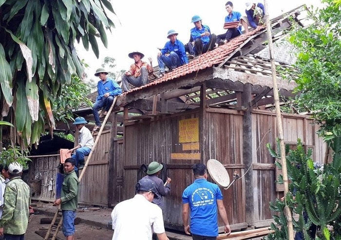 Đoàn viên thanh niên xã Lạng Khê giúp hộ ông. Ảnh: Bá Hậu