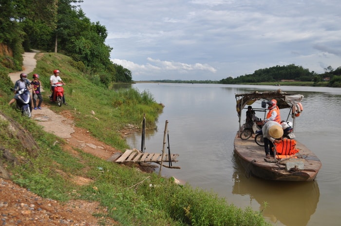 Đường lên xuống bến rất dốc, tạm bợ, không có lan can; đò cũ kỹ xuống cấp ở bến đò Rú Nguôc xã Ngọc Sơn (Thanh Chương). Ảnh: Đình Hà