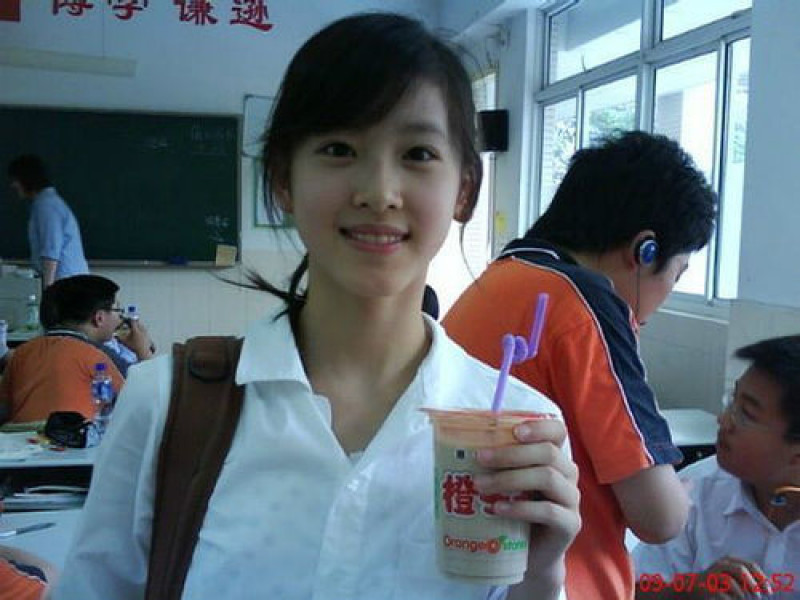 Năm 2009, nhờ một bức ảnh cầm cốc trà sữa, Zhang Zetian bỗng trở thành “hot girl” nhận được sự quan tâm đặc biệt từ dư luận với biệt danh “cô bé trà sữa”
