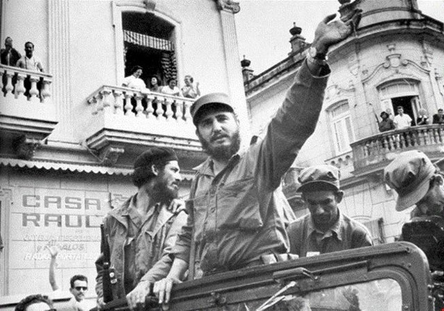 Quốc khánh Cuba là ngày 1/1/1959, ngày chế độ độc tài thân Mỹ Fulgencio Batista bị lật đổ trước sức mạnh của phong trào cách mạng Cuba do lãnh tụ Fidel Castro khởi xướng từ năm 1953. Bất chấp sự thù địch và phong tỏa trong nhiều thập niên của một siêu cường nằm ngay sát nách là nước Mỹ, đất nước Cuba đã đạt được nhiều thành tựu to lớn về xã hội, y tế, giáo dục khiến quốc tế phải ngạc nhiên.
