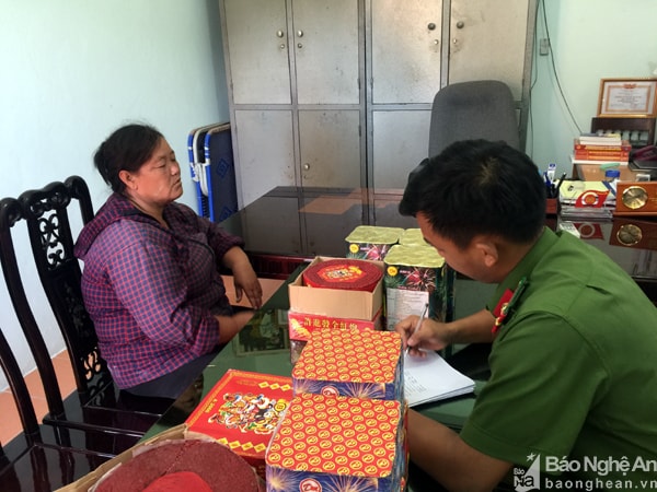 Bà Thủy và tang vật tại cơ quan công an. 