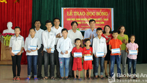 Đại diện Hội khuyến học huyện Nghi Lộc, UBND xã Nghi Kiều và Công ty CP xây dựng thương mại Thái Sơn trao quà năm học mới cho học sinh nghèo, học sinh có hoàn cảnh đặc biệt khó khăn xã Nghi Kiều.