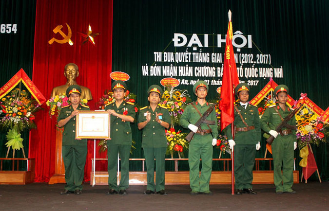 Đại tá Phan Văn Sỹ - Phó Chủ nhiệm Chính trị Quân khu trao Huân chương Bảo vệ Tổ quốc hạng Nhì cho Trung đoàn Vận tải 654. Ảnh: Lê Thắng