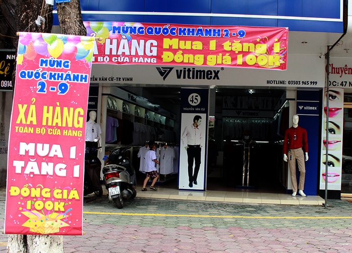 Các cửa hàng quần áo thời trang cũng đang tích cực xả hàng hè bằng việc tổ chức các chương trình khuyến mãi rầm rộ, với mức giảm từ 10 - 50%. Ảnh: Phương Thúy