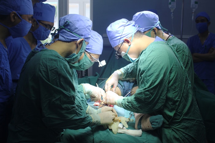 Bệnh viện Chấn thương - Chỉnh hình Nghệ An lần đầu tiên triển khai vi phẫu chuyển vạt tự do cho bệnh nhân khuyết hổng phần mềm cẳng chân lộ xương. Ảnh: Đinh Nguyệt