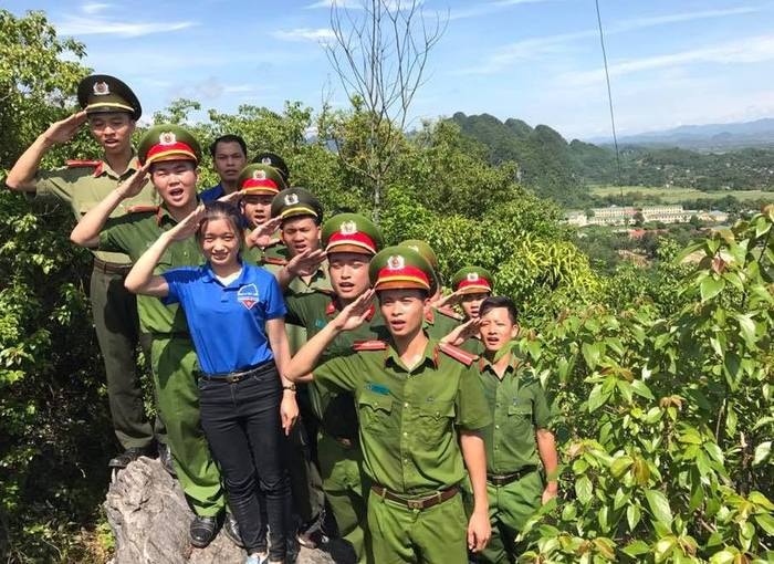 Ngay sau khi lá cờ Tổ quốc tung bay, các đoàn viên thanh niên đã thực hiện Lễ Chào cờ trên đỉnh núi. Ảnh: Thái Hiền