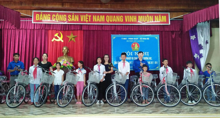 Lãnh đạo huyện Đô Lương trao xe cho các em học sinh nghèo có hoàn cảnh khó khăn. Ảnh: Thúy Hằng