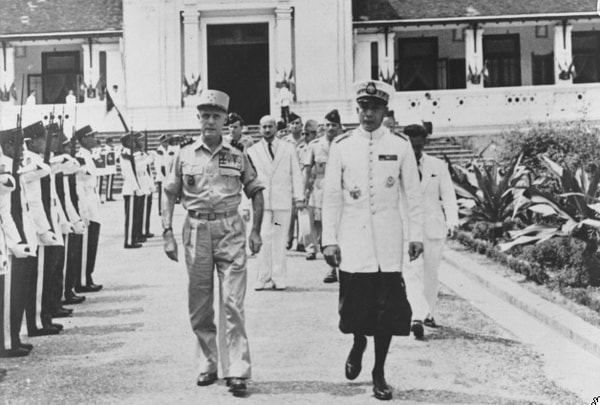 Sau khi phát xít Nhật đầu hàng Đồng minh ngày 23/8/1945, nhân dân Lào đã nổi dậy thành lập chính quyền cách mạng ở nhiều nơi.  Ngày 12/10/1945, nhân dân thủ đô Viêng Chăn khởi nghĩa giành chính quyền, Chính phủ Lào ra mắt quốc dân và trịnh trọng tuyên bố trước thế giới nền độc lập của Lào.