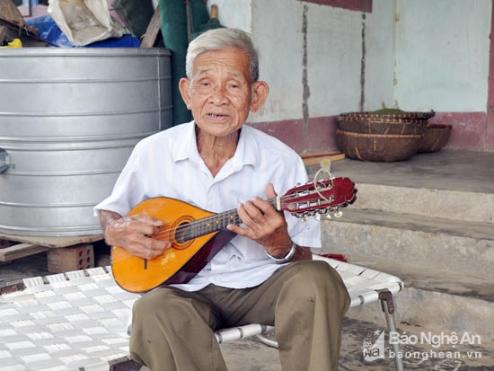 1.Ông Nguyễn Duy Nhơn tìm niềm vui bên cây đàn măng – đô – lin (Ảnh: Công Kiên)