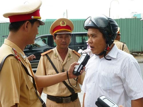 Kiểm tra nồng độ cồn sẽ được thực hiện nghiêm ngặt hơn trong dịp nghỉ lễ. Ảnh: Internet.