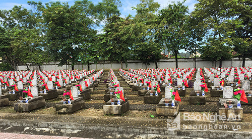 11.500 ngôi mộ đã được gắn hoa, cờ đúng quy cách đảm bảo trang nghiêm, sạch, đẹp. Ảnh: Đình Đức.