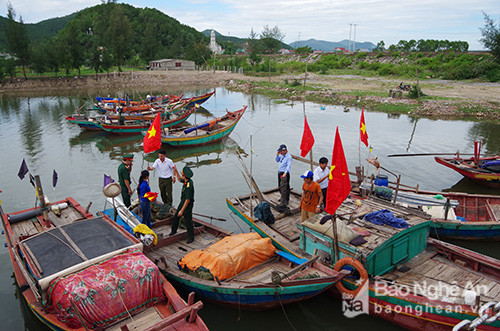 Ngư dân xã Nghi Quang huyện Nghi Lộc treo cờ trên các phương tiện tàu thuyền. Ảnh: Trọng Kiên.