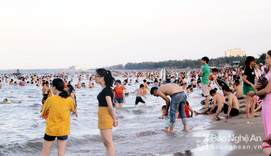 Bãi biển Cửa Lò đông nghịt người trong ngày nghỉ lễ Quốc khánh (2/9). Ảnh: Lâm Tùng