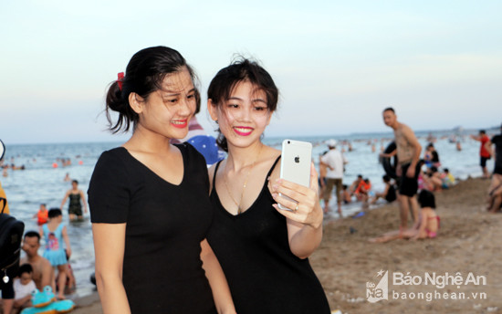 và nhiều bạn trẻ cũng không quên lưu lại những khoảnh khắc đẹp tại bãi biển Cửa Lò trong mùa hè năm nay. Ảnh Lâm Tùng