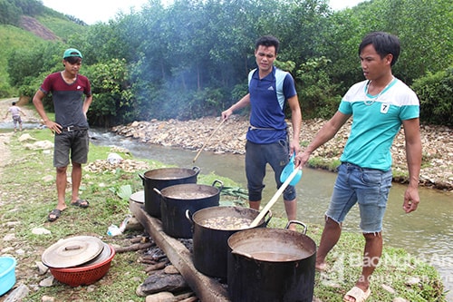 Những dãy bếp tập thể được dựng lên ngay bên các dòng suối để phục vụ các buổi vui chung.