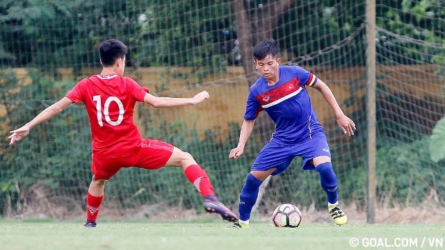 Trung vệ Thái Bá Sang (áo xanh) trong màu áo ĐT U18 Việt Nam. Ảnh: Goal