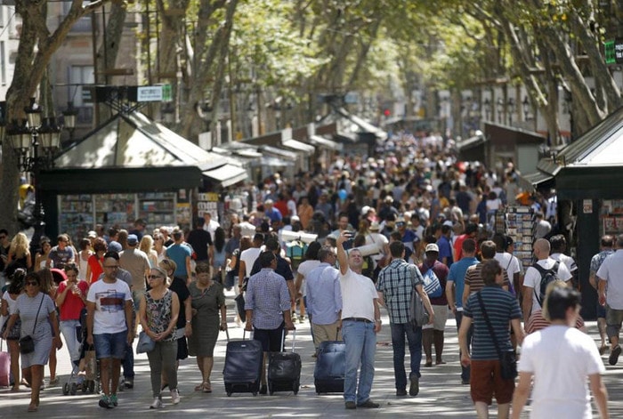 Dòng người đông đúc tại Las Ramblas, Barcelona,.