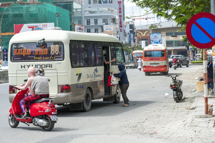 Bất chấp quy định, nhiều nhà xe vẫn ngang nhiên bắt khách dọc đường. Ảnh: Cảnh Nam