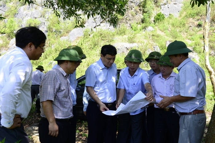 Bí thư Tỉnh ủy Nguyễn Đắc Vinh kiểm tra việc khai thác khoáng sảntại huyện Yên Thành. Ảnh: Thanh Lê 