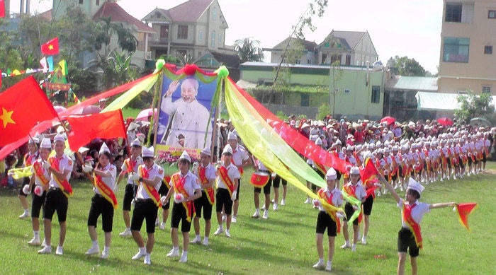 Màn thi Nghi thức Đội của thiếu niên xóm Xuân Tiêu, xã Hợp Thành. Ảnh: T.D