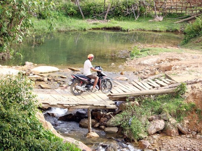 Ảnh 1: Bản Làng Yên xã Môn Sơn huyện Con Cuông cách trung tâm xã 7km là một trong số 3 bản khó khăn nhất về giao thông ở xã biên giới này. Địa hình khu dân cư bị cắt xẻ bởi con Giăng và hệ thống suối chằng chịt khiến Làng Yên trở thành bản có nhiều cầu nhất xã Môn Sơn với 11 chiếc lớn nhỏ khác nhau.