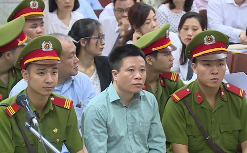 Bị cáo Hà Văn Thắm trong phiên xử sáng 28/8. 