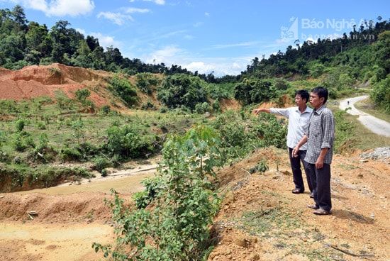 Ông  Bí thư chi bộ và ông... Trưởng bản Piềng Văn, xã Đồng văn mong muốn nhà nước sớm đền bù đất để khai hoang ruộng nước cho bà con. Ảnh: Xuân Hoàng