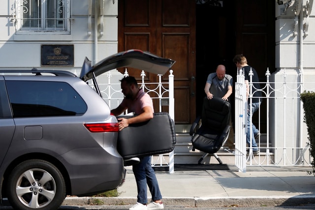 Các nhân viên Tổng lãnh sự quán Nga tại San Francisco, bang California (Mỹ) chuyển đồ đạc đi trong ngày 2-9 - Ảnh: REUTERS