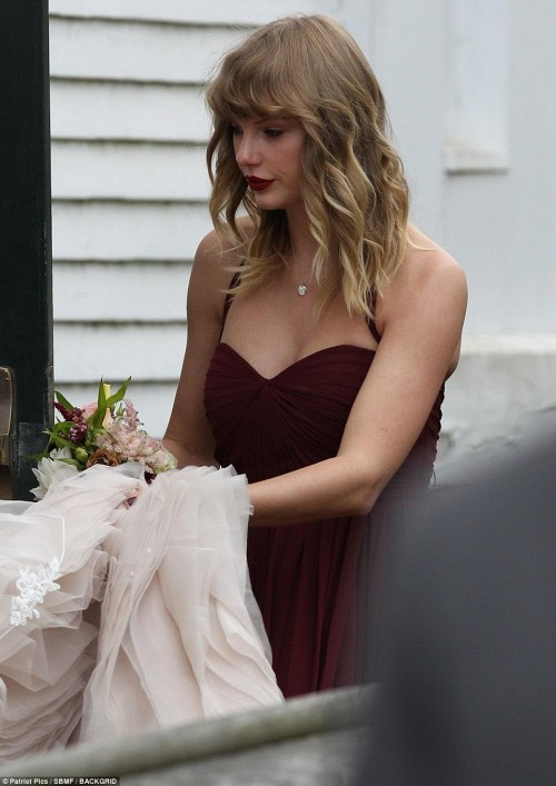 Taylor Swift xuất hiện xinh đẹp nhưng đầy nét giản dị trong đám cưới của bạn thân.