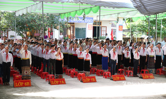 Học sinh Trường THCS Tam Thái (Tương Dương) dự Lễ khai giảng năm học 2017 - 2018 và đón Bằng công nhận trường chuẩn quốc gia. Ảnh: Hồ Phương.