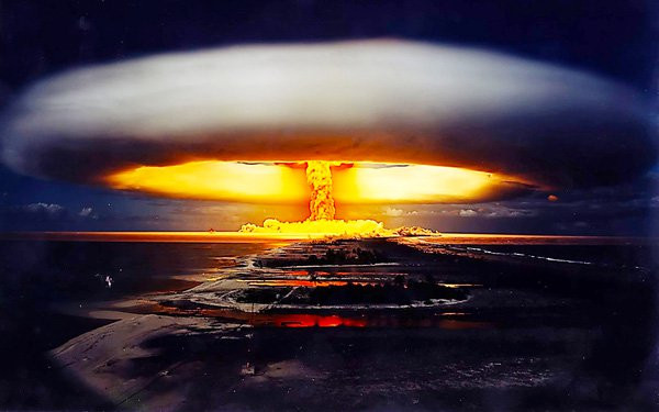 Bom nhiệt hạch có sức công phá gấp hàng ngàn lần những trái bom nguyên tử bình thường. Theo các chuyên gia quân sự, một quả bom nguyên tử chỉ có sức công phá tính bằng kilotons (1 kiloton bằng 1.000 tấn thuốc nổ TNT).  Trong khi đó, sức nổ (đương lượng nổ) của một trái bom nhiệt hạch thông thường sẽ được tính bằng megatons - tương đương với hàng triệu tấn thuốc nổ TNT.
