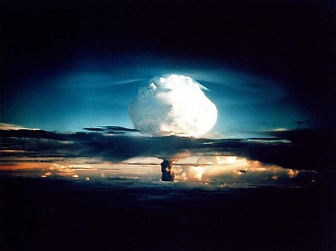 Hiện nay có 9 nước tuyên bố sở hữu vũ khí hạt nhân bao gồm  Mỹ, Anh, Pháp, Ng, Trung Quốc, Ấn Độ, Pakistan và Triều Tiên, song chỉ 5 nước trong số đó có bom nhiệt hạch là Mỹ, Anh, Pháp, Nga, Trung Quốc. Trong ảnh:Đám mây hình nấm khổng lồ xuất hiện trong vụ thử bom nhiệt hạch đầu tiên của Mỹ. Ảnh: New York Times
