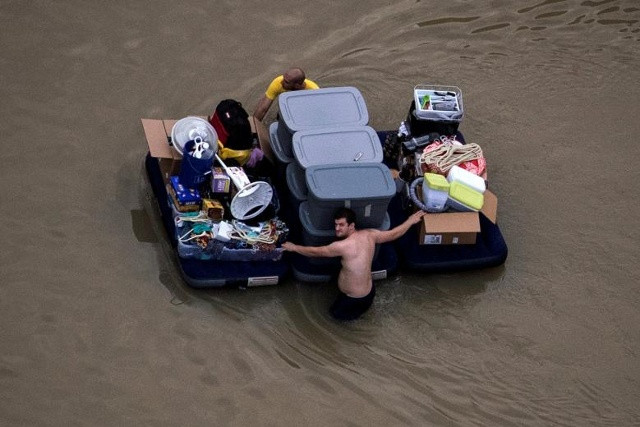 Những người dân sống cùng đồ đạc của họ thông qua các trận lũ lụt do Tropical Storm Harvey mang đến ở Tây Bắc Houston, Texas, Hoa Kỳ ngày 30 tháng 8 năm 2017