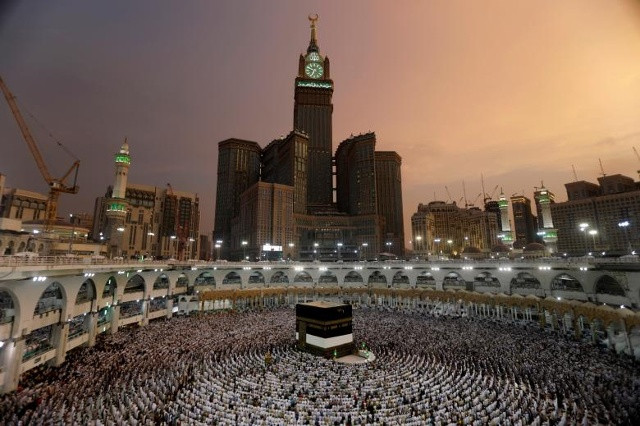 Người Hồi giáo cầu nguyện tại đền thờ lớn trước kỳ hành trình Hajj hàng năm ở Mecca.. Ảnh: Reuters