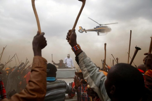 Nhà lãnh đạo phe đối lập Kenya Raila Odinga, ứng cử viên tổng thống của đảng NASA, được bao vây bởi những người ủng hộ từ cộng đồng Maasai khi ông lên xe để tham dự một cuộc mít tinh tại Suswa, Kenya