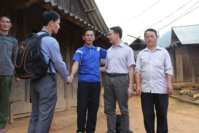 Cán bộ Huyện ủy Kỳ Sơn trao đổi với người dân bản Huồi Nhao, xã Nậm Càn. Ảnh: Khánh Ly