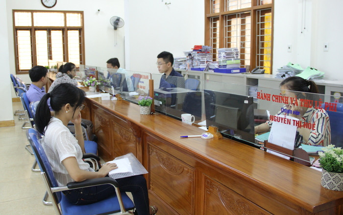 Giải quyết TTHC cho công dân tại một cửa liên thông của Sở Kế hoạch và Đầu tư Nghệ An​. Ảnh: Thanh Lê