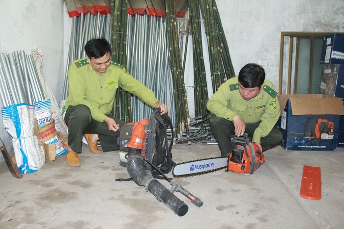 Kiểm tra dụng cụ chữa cháy rừng tại Hạt Kiểm lâm Diễn Châu.Ảnh: Văn Trường  
