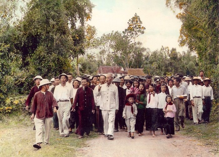 Bác Hồ về thăm Kim Liên - Nam Đàn năm 1957. (Ảnh tư liệu)