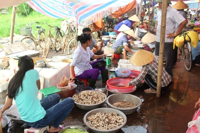 Tại chợ Giát huyện Quỳnh Lưu, những ngày này hàng hóa và thực phẩm được bày bán sớm hơn mọi ngày; người dân đi mua sắm cũng đông và nhộn nhịp hơn. Ảnh: Việt Hùng