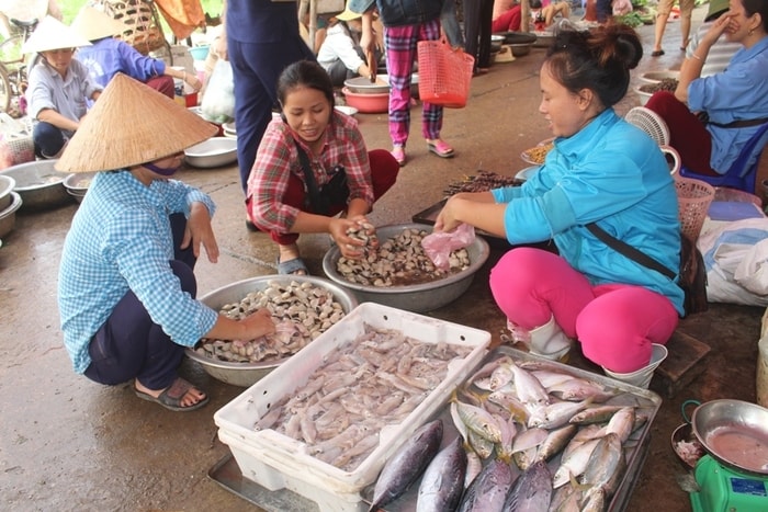 Vào dịp nghỉ lễ, nhiều chị em nội trợ thường chọn các món ăn hải sản biển để thay đổi khẩu vị trong bữa ăn hàng ngày. Do đó, các điểm bán hải sản biển luôn thu hút người mua. Ảnh: Việt Hùng